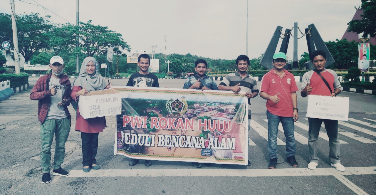 Peduli Korban Banjir, PWI Rohul Galang Dana ke Masyarakat di Depan Islamic Center Pasir Pangaraian