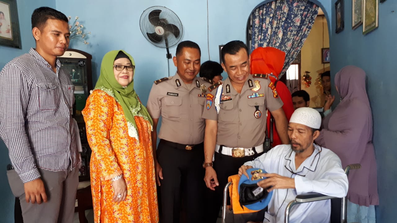 Jum'at Barokah Polresta Pekanbaru Kunjungi Rumah Aiptu Afrizon yang sedang Sakit Stroke