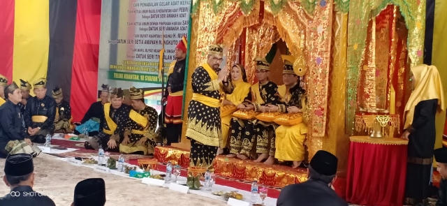 Mursini - Halim Sandang Gelar Adat Melayu Riau