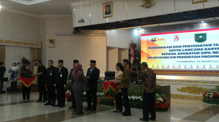 Gubri Berikan Penghargaan Satya Lancana Karya Satya Kepada 300 ASN