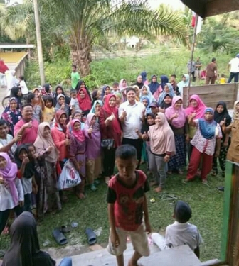 Ketua DPRD Kuansing, Andi Putra serahkan satu ekor sapi kemasyarakat Desa Ujung Tanjung Siberakun