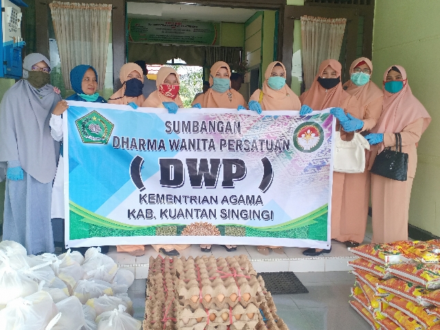 DWP Kemenag Kuansing Berikan 90 Paket Bantuan Sembako