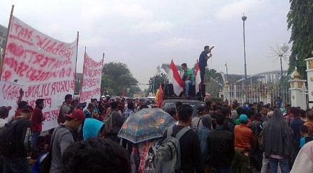 Saat Demo di Depan Kantor Gubernur Riau Seorang Ibu Pingsan