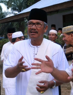 Mantan Bupati Kuansing H.Sukarmis Tertabrak Sepeda Motor