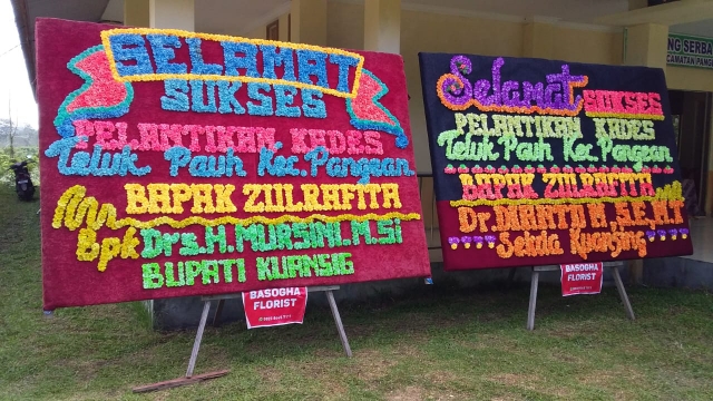 Halaman Gedung Serba Guna di Hiasi Papan Bunga Ucapan Selamat Pelantikan Kades Teluk Pauh  