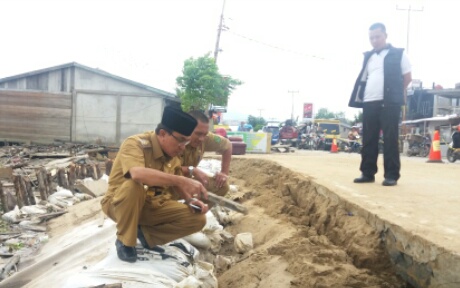 Bupati Wardan Tinjau Jalan Parit 6, BWSS Akan Segera Bangun Turap