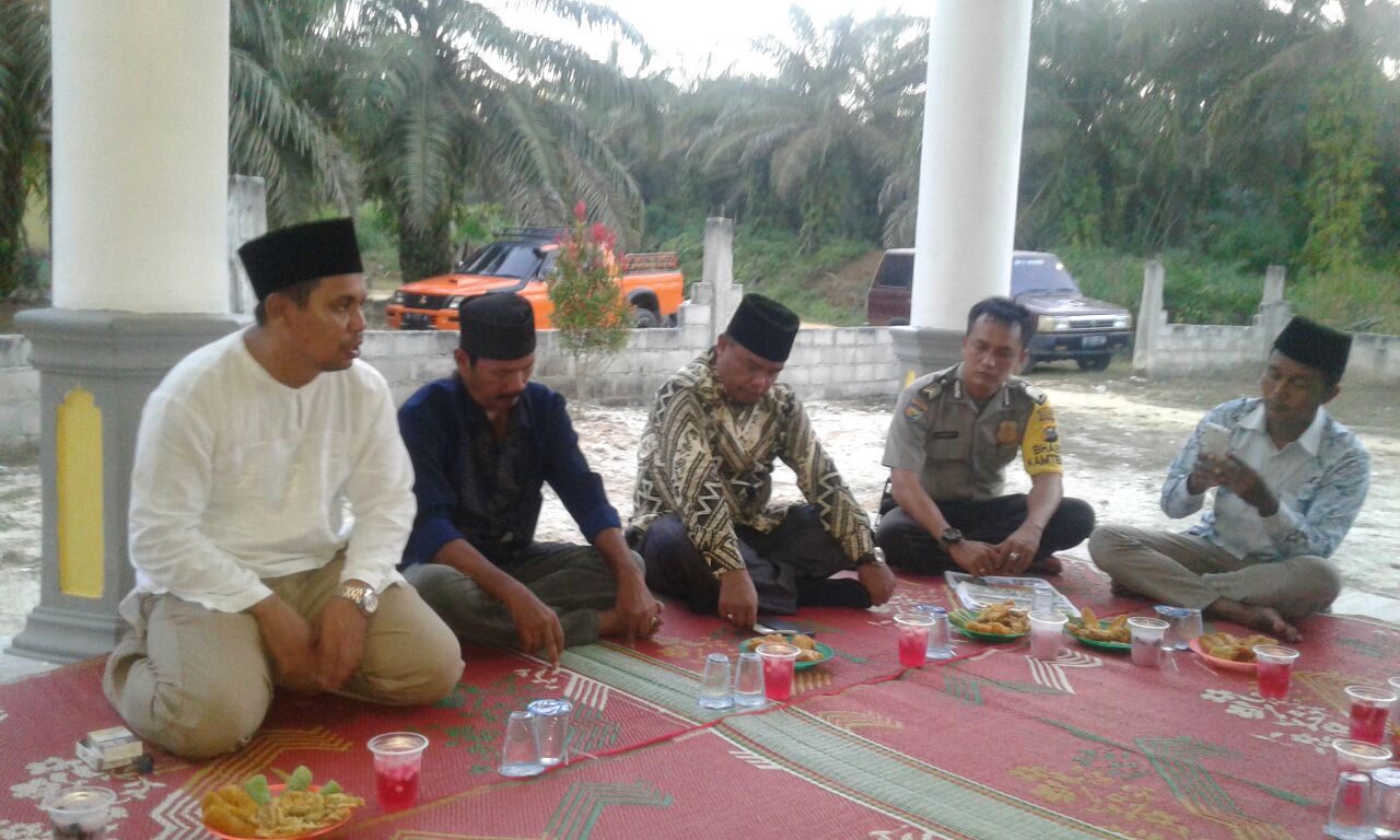 DPC Partai Demokrat Rohul Mengadakan Buka Bersama Di Masjid Al-Iklas Dusun V Titi Putus