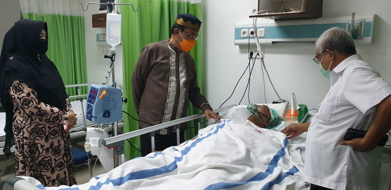 Bupati Wardan Besuk Mantan Kadisducapil di RSUD Puri Husada