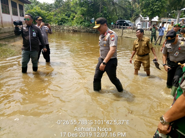 Kapolda Riau Rela Berbasah Basah
