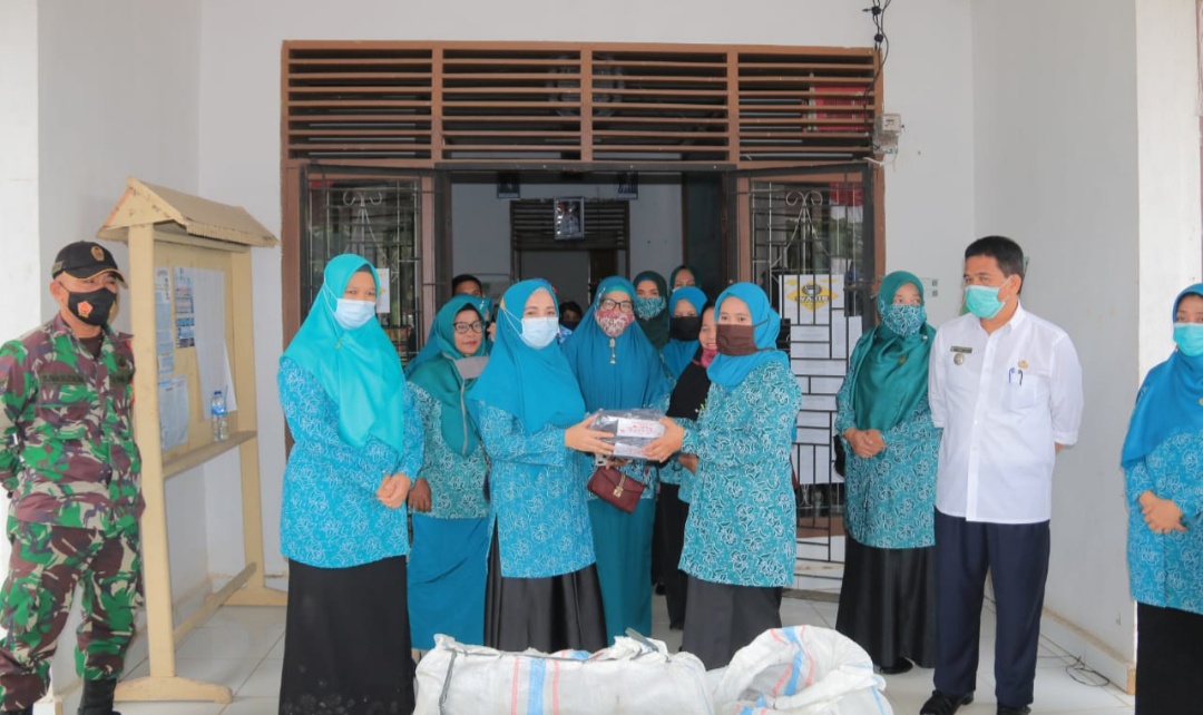 Pjs Ketua TP PKK Rohul  Bagikan 5000 Masker di Tiga Kecamatan