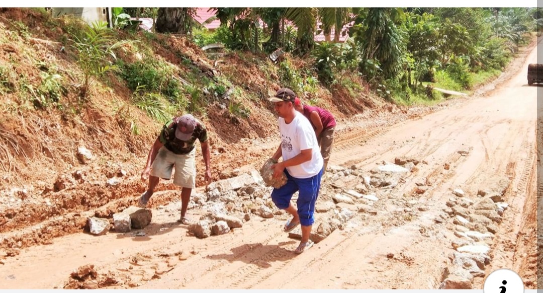 Akses Jalan Desa Rusak, Kades Sialang Rindang Ikut Gotong Royong Bersama Warga Perbaiki Jalan Rusak