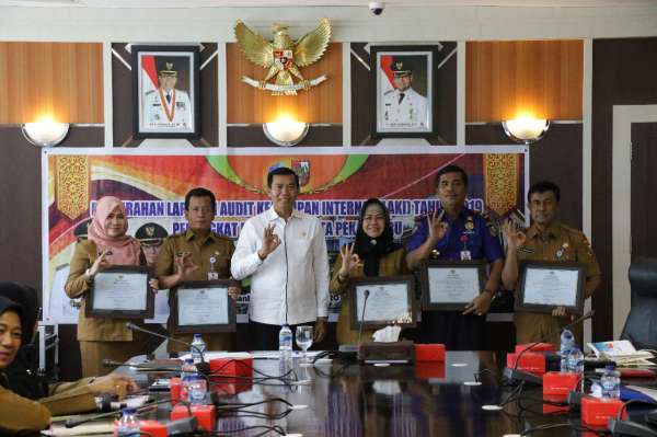 Wako Pekanbaru Berikan Piagam Penghargaan pada OPD yang Kearsipannya Baik 