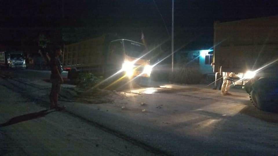 Akibat Jalan Rusak,  Dum Truk Terpuruk Saat Melintas Di Kepenuhan