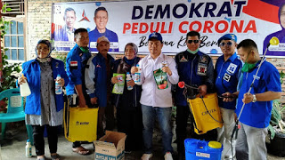 Fraksi Partai Demokrat Lakukan Penyemprotan Disinfektan Di Kelurahan Pasar Ambacang