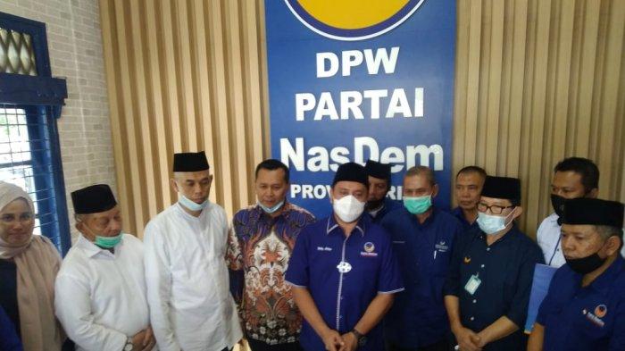 Nasdem Serahkan SK Pada Empat Pasang Balon Pilkada Riau Tanpa Mahar