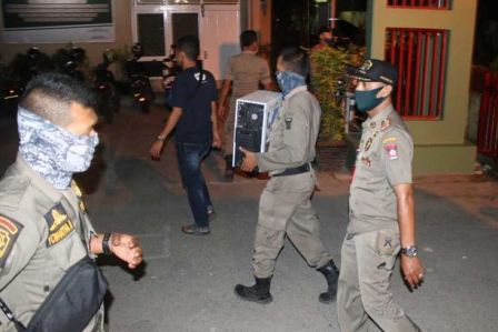 Satpol PP Padang Segel dan Sita Komputer Warnet yang Langgar PSBB