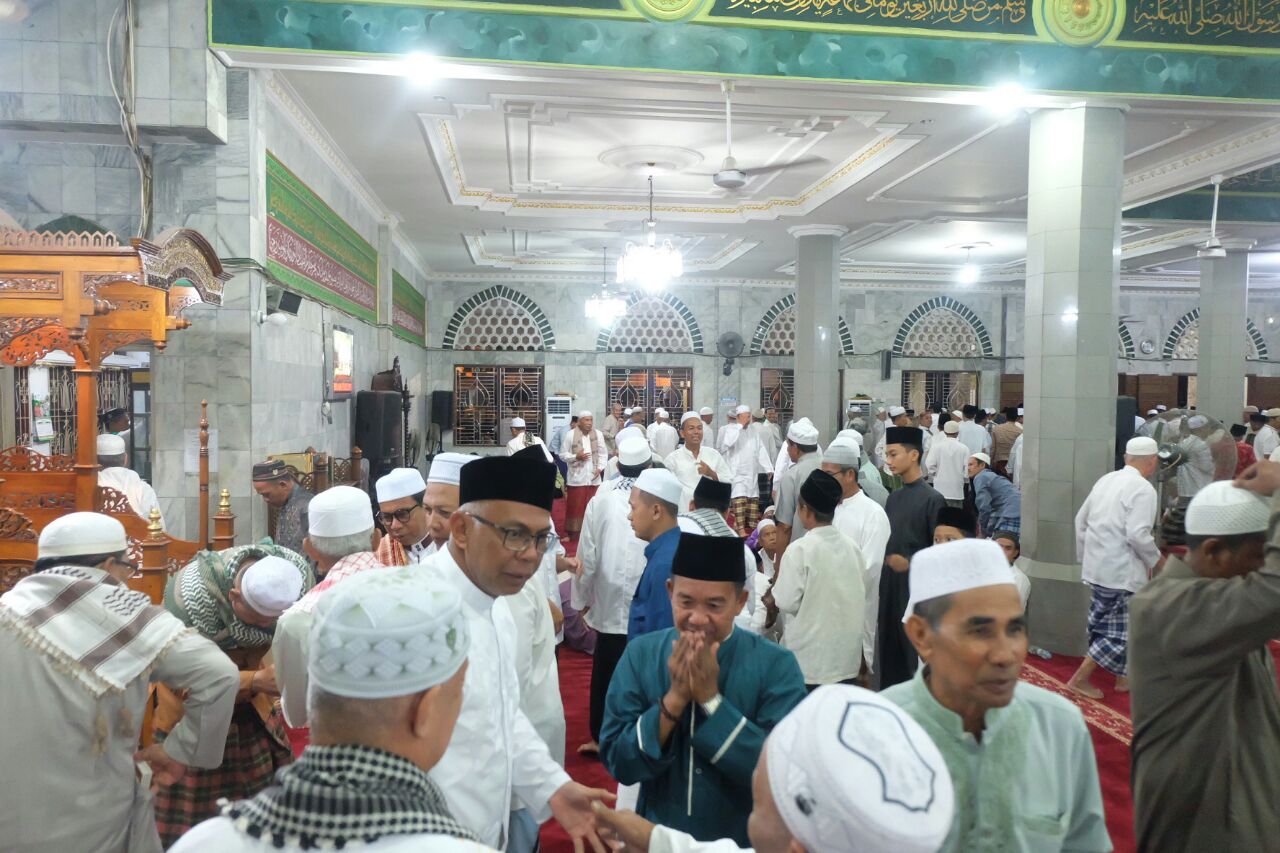 Malam Pertama Ramadhan, Pjs Bupati Inhil Shalat Tarawih Di Masjid Al - Huda