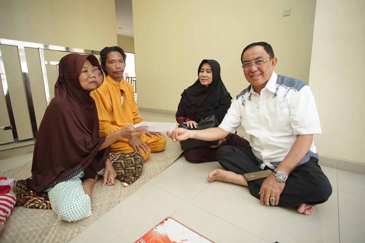 Bupati Inhil Kunjungi Nursiah, Penderita Tumor Ganas Di Wajahu Lea q