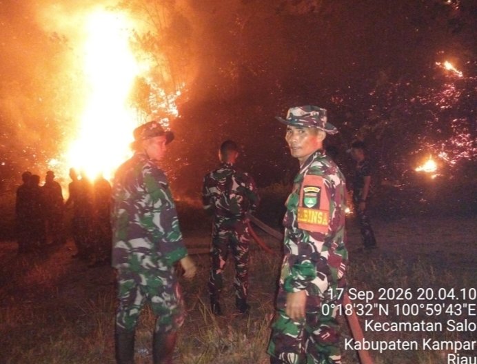 Aksi Cepat Kodim 0313/Kampar Bersama Yonif 132/BS dan Yonif TP 898 Hentikan Laju Api di Kampar