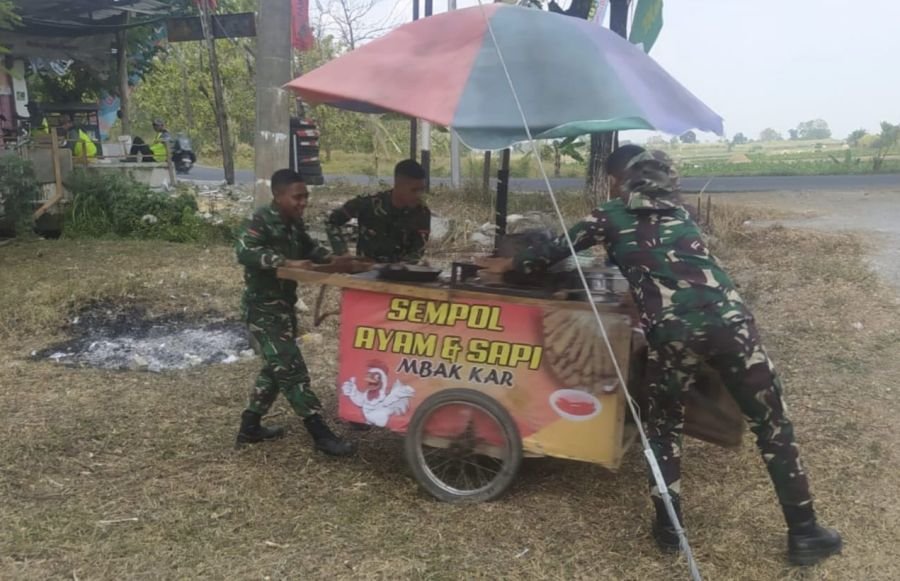 Aksi Peduli Satgas TMMD 129 Bojonegoro bantu Dorong Gerobak 