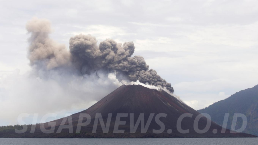 Anak Krakatau Erupsi, Delapan Orang Hilang di Selat Sunda