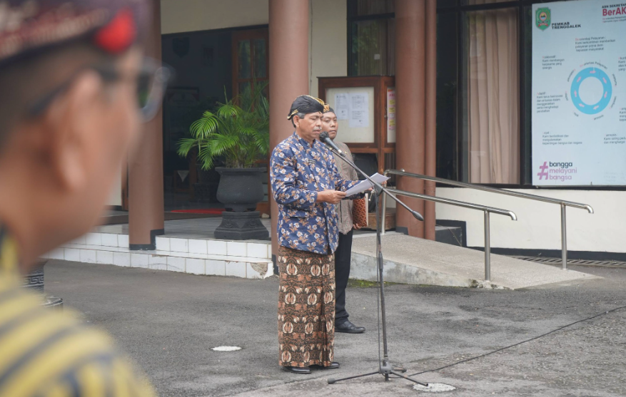 ASN Setda Trenggalek Peringati Hardiknas 2026 dengan Busana Adat Nasional
