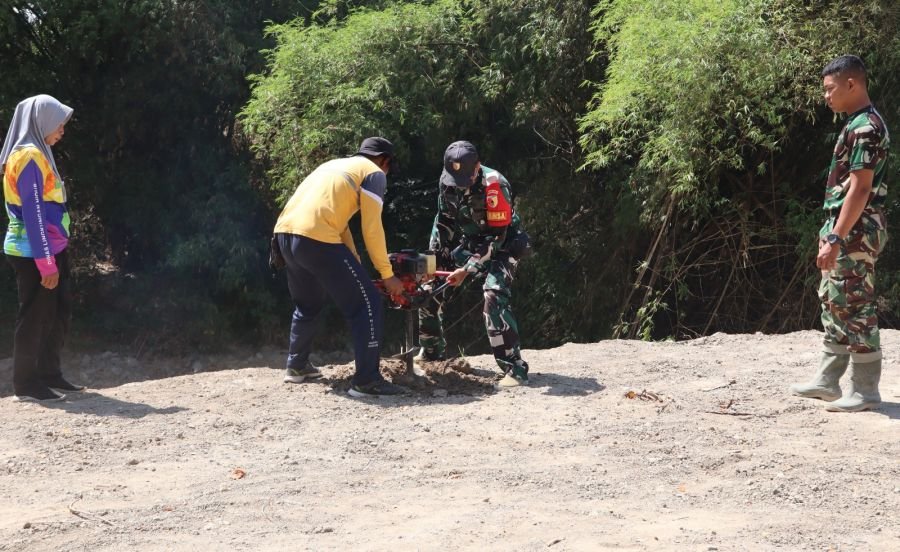 Babinsa Kesongo dan DLH 'Keroyokan' Buat Lubang Tanam Pohon untuk Jaga Tanggul Sungai