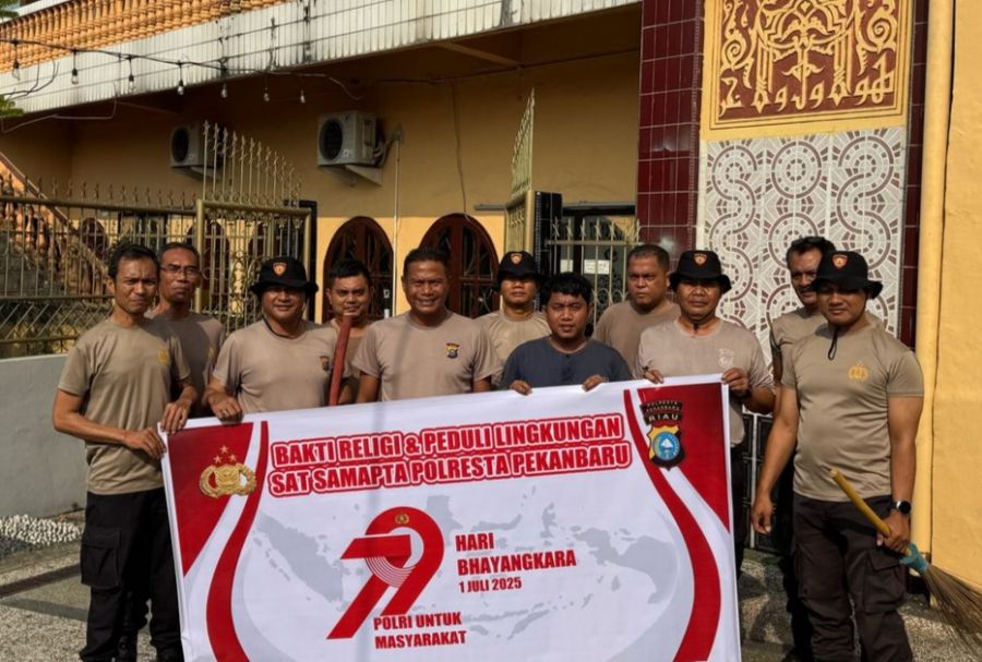 Bakti Sosial HUT Bhayangkara ke-79, Samapta Polresta Pekanbaru Bersihkan Masjid dan Mapolresta