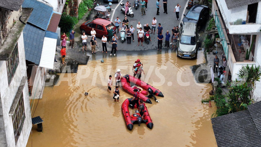 Banjir China Lepaskan Ratusan Ular, Warga Diminta Waspada