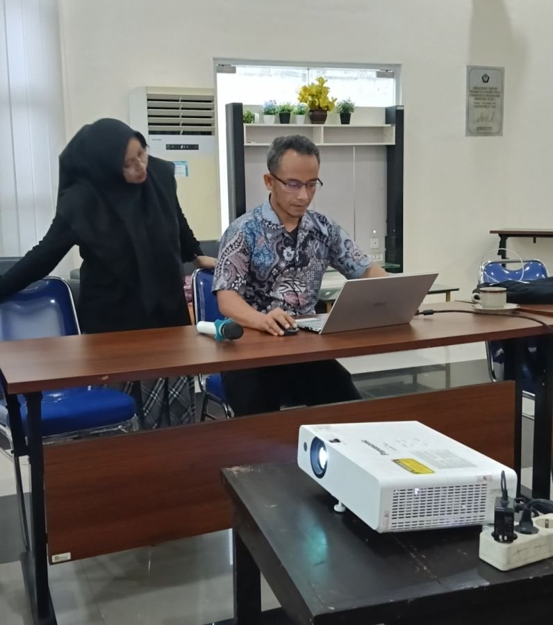 Dinsos Riau Asah Kemampuan Jurnalistik Pegawai Lewat Pelatihan Bersama Wartawan Utama Yefrizal