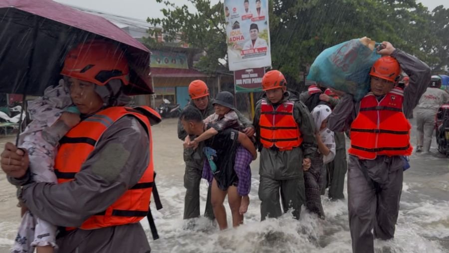 Brimob Evakuasi Warga Terdampak Banjir di Padang