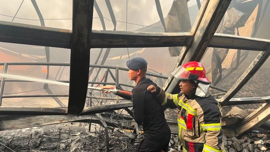 Brimob Polda Metro Jaya Turunkan AWC Padamkan Kebakaran Gudang di Kosambi