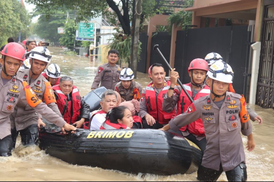 Brimob Polri Kerahkan Ratusan Personel untuk Evakuasi Korban Banjir Jabodetabek