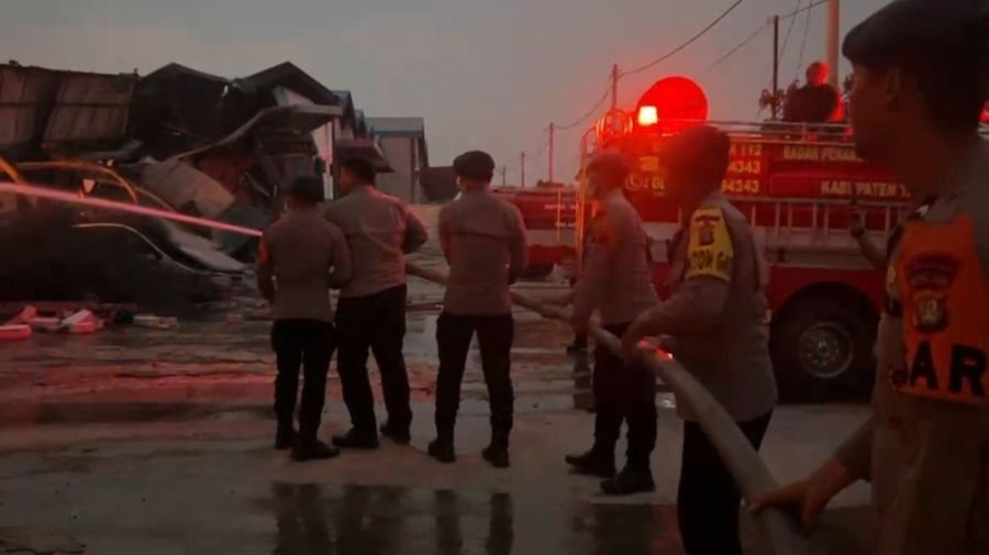 Brimob Terjunkan AWC Bantu Padamkan Kebakaran 26 Gudang di Kosambi