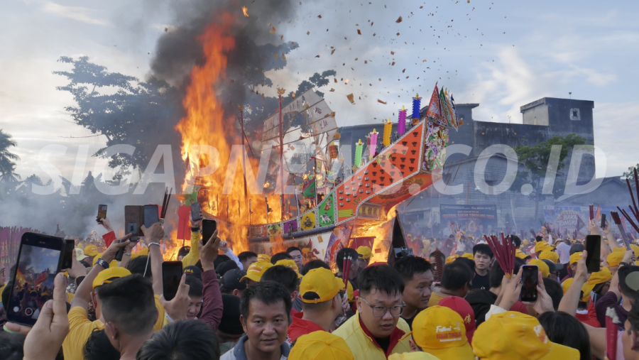 Bupati Bistamam Hadiri Bakar Tongkang, Wisata Rohil Kembali Jadi Sorotan Nasional