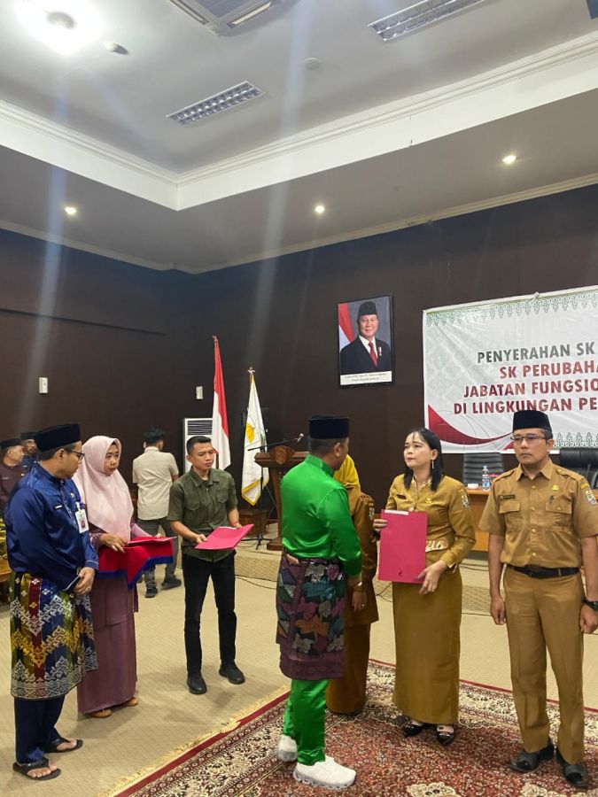 Bupati Pelalawan H Zukri Serahkan 23 SK CPNS dan 84 SK PPPK Fungsional Guru