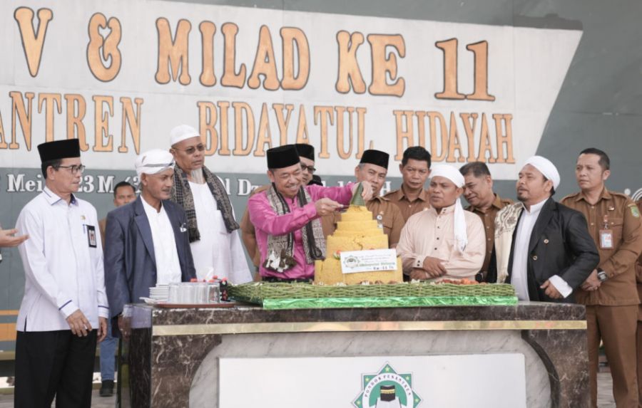 Bupati Rohil Hadiri Wisuda dan Milad Ponpes Bidayatul Hidayah