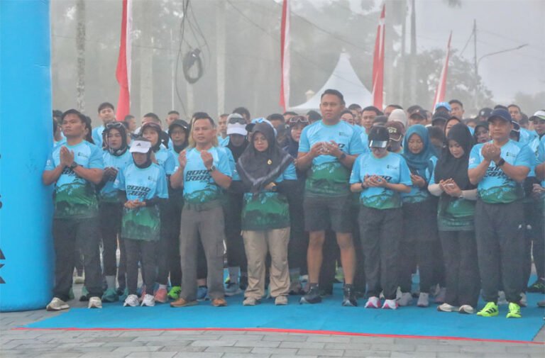 Bupati Siak dan Kapolres Lepas 600 Peserta Bhayangkara Run dari Istana Siak