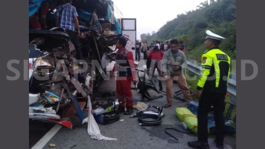 Bus Pelangi Tabrak Truk di Tol Permai, Dua Tewas Sopir Diburu