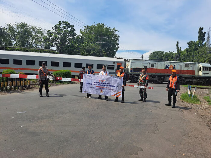 Cegah Kecelakaan di Perlintasan Sebidang, KAI Bersama TNI, POLRI dan Railfans Lakukan Sosialisasi
