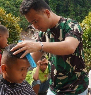 Cepak Rambut Prajurit TMMD Jadi Inspirasi Anak anak Desa Kesongo 