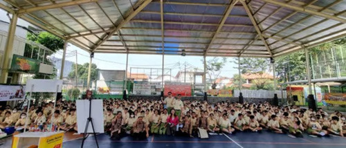Coach Priska Sahanaya Gelar Workshop Public Speaking Bersama PRONAS, SINOTIF, dan UOB di SMP Katolik
