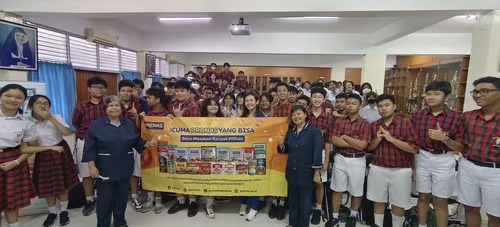 Coach Priska Sahanaya Jelaskan Teknik Public Speaking di SMP Tarakanita 5