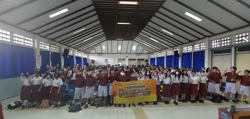 Coach Priska Sahanaya Memberdayakan Generasi Muda Melalui Program Public Speaking di SMP Tarakanita