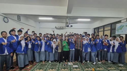 Coach Priska Sahanaya Sampaikan Tips Public Speaking di SMK 1 Barunawati