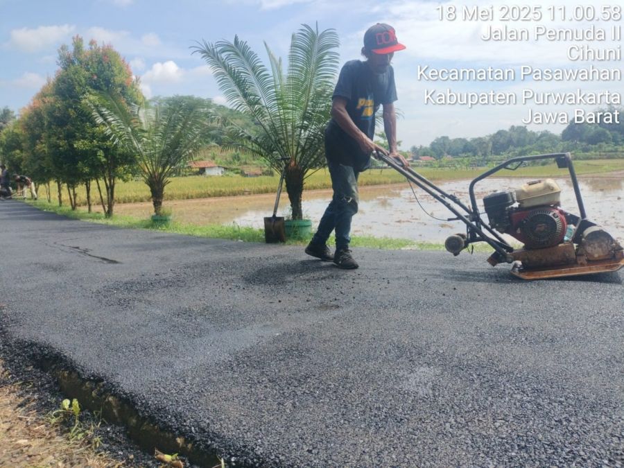 Dana Desa Jadi Motor Penggerak Pembangunan, Jalan Hotmix Desa Cihuni Tingkatkan Ekonomi Warga