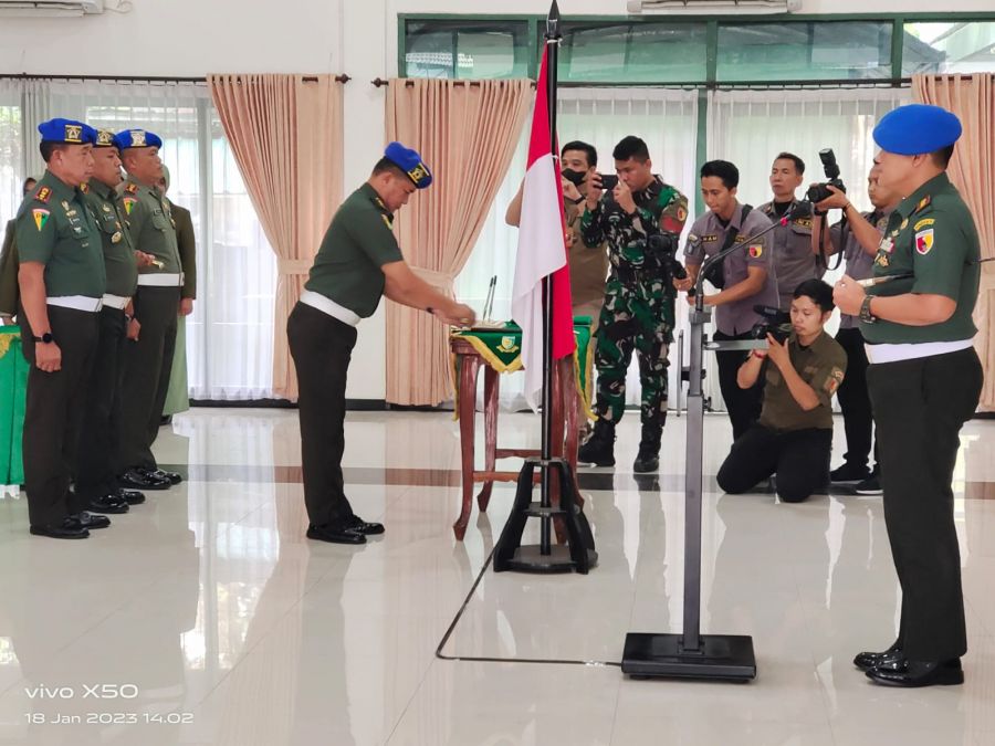 Danpomdam V Pimpin Sertijab Dua Komandan Militer di Aula Pomdam V Brawijaya Surabaya