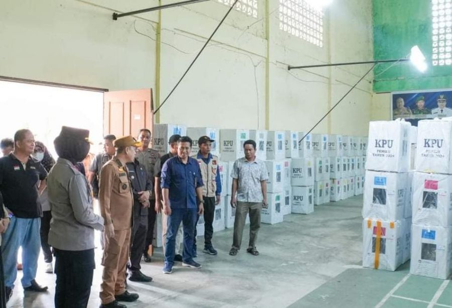 Demi Kelancaran Proses Pemilu, Pj Bupati Kampar Tinjau Kesiapan Kotak Suara dan TPS