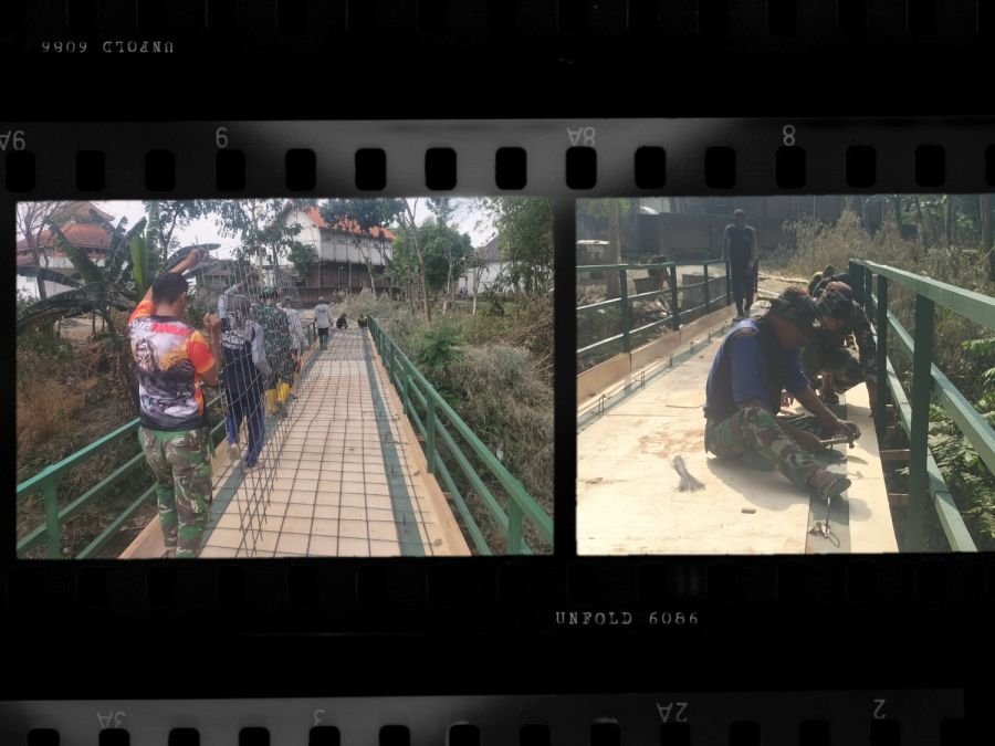 Dengan Penuh Gotong Royong TNI Dan Masyarakat Selesaikan Jembatan 