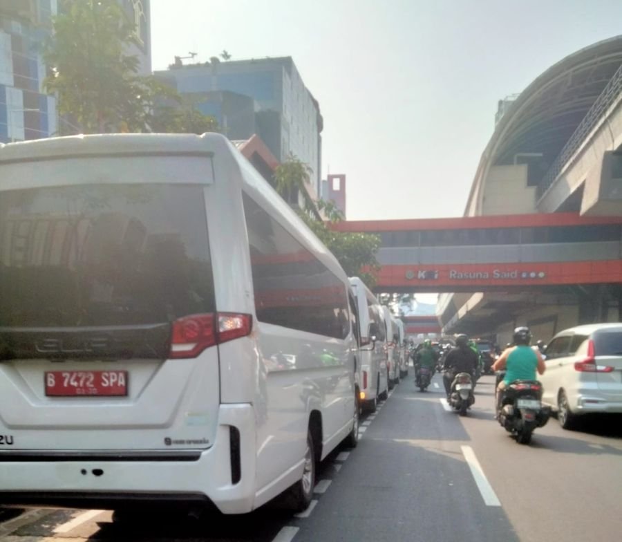 Diduga Kendaraan Dinas Plat Merah Parkir di Area Rambu Larangan, Publik Soroti Keteladanan ASN